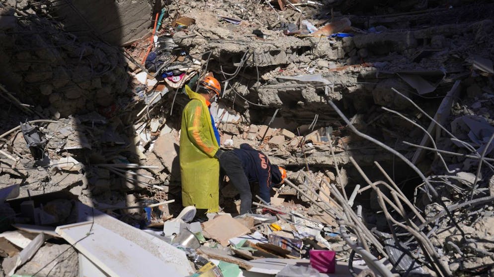 Erdbeben in der Türkei und in Syrien. <strong>7. Februar, Türkei:</strong> In Adana geht die Rettung von Verschütteten am Dienstag weiter. 