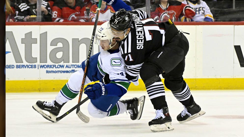 Jonas Siegenthaler im  Zweikampf mit Anthony Beauvillier.