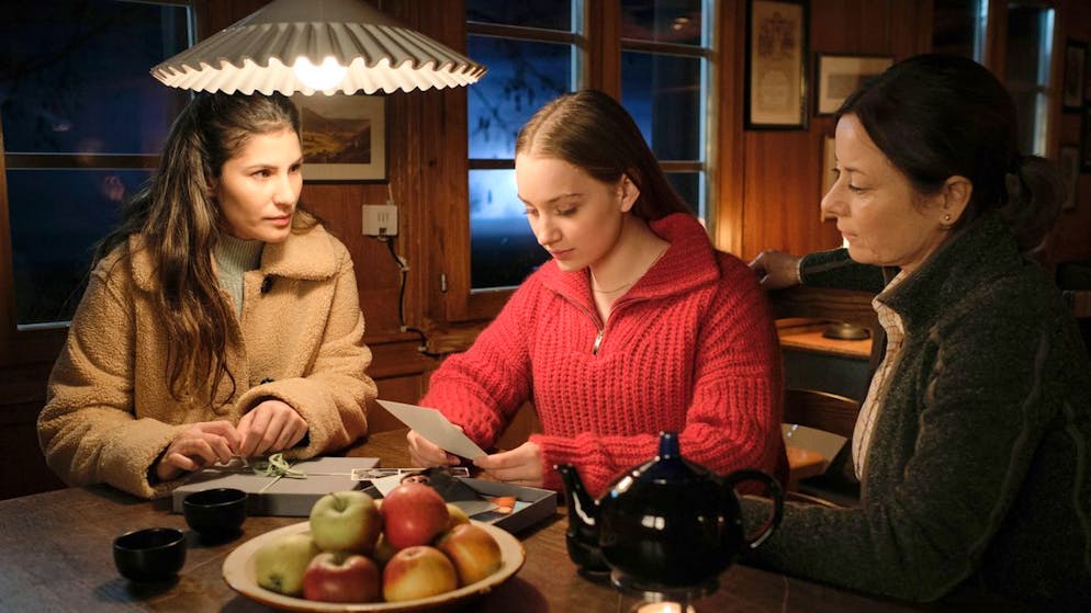 Wie viele Langzeitvermisste gibt es in der Schweiz?. Elif (Canan Samedi, links) ist kurzfristig ins Dorf zurückgekehrt und hat Toni (Carlotta Bähre), der Tochter ihrer verstorbenen Freundin, Fotos aus der Teenagerzeit ihrer Mutter mitgebracht. Auch Tonis Grossmutter Meike (Inka Friedrich) schaut interessiert zu.