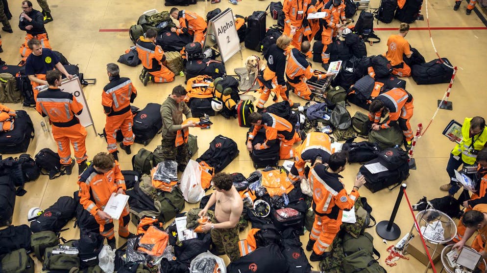 Erdbeben in der Türkei und in Syrien. <strong>6. Februar, Kloten: </strong>Helferinnen und Helfer der Rettungskette warten am Flughafen Zürich auf ihren Flug nach Adana. Neben dem Expertenteam sind acht Suchhunde an Bord. Zu den Rettern gehören auch Spezialisten der militärischen Katastrophenhilfe der Armee.