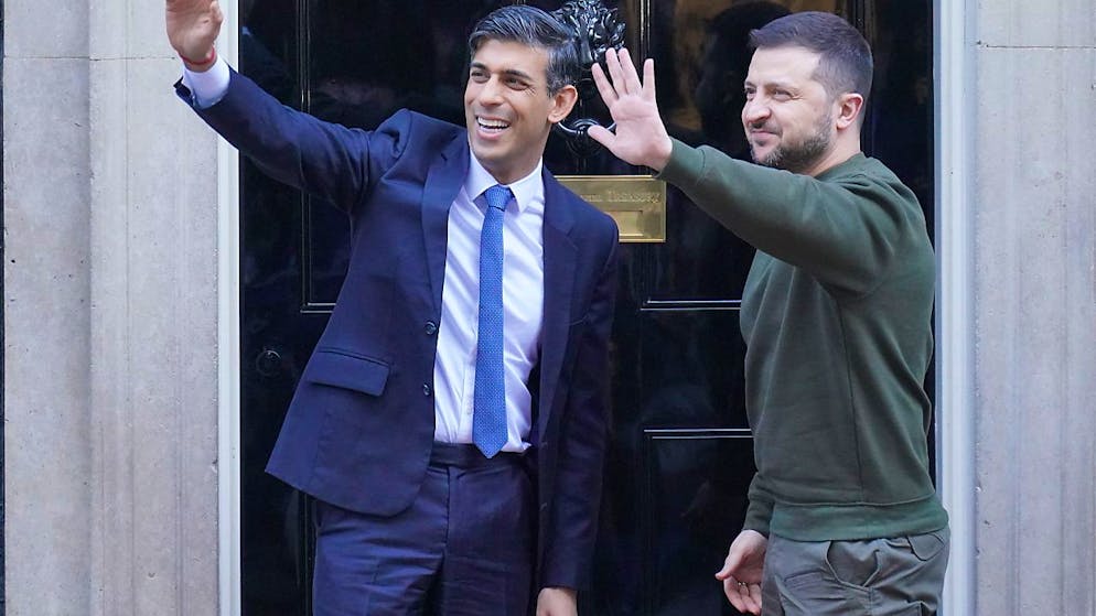 Der Präsident der Ukraine Wolodymyr Selenskyj (r) und Rishi Sunak, dem Premierminister von Großbritannien, stehen vor der 10 Downing Street. Foto: Jonathan Brady/PA Wire/dpa