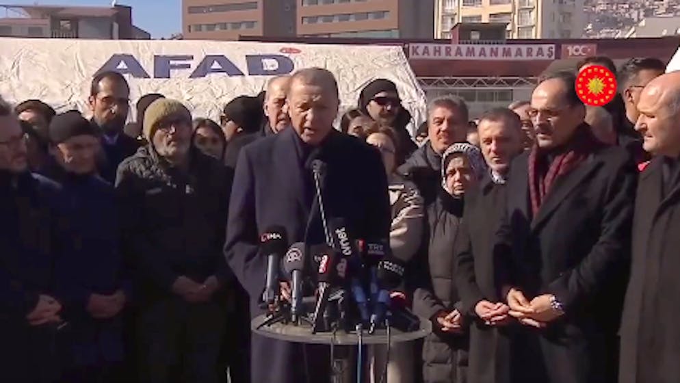 Der türkische Präsident Recep Tayyip Erdogan tritt in der Provinz Kahramanmaras vor das Volk. Er spricht von mehr als 10'000 Erdbeben-Toten.