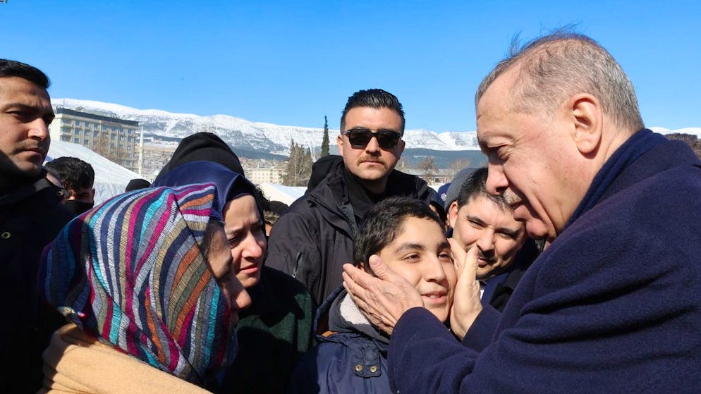 Der türkische Präsident Recep Tayyip Erdogan (r.) beim Besuch eines Zeltlagers nach dem schweren Erdbeben in Kahramanmaras, Türkei, am 08. Februar 2023.