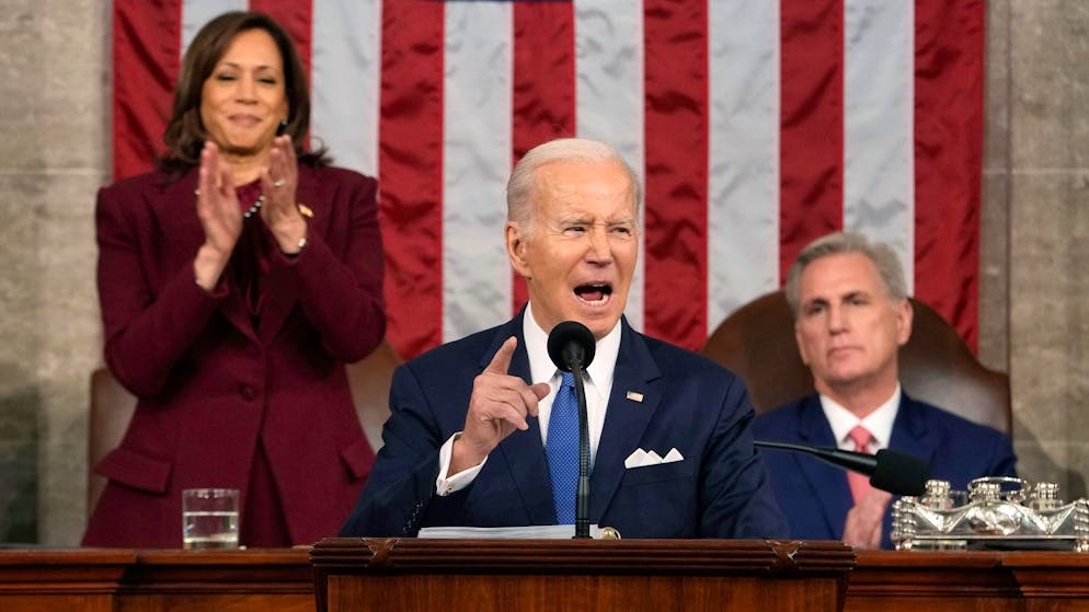 US-Präsident Joe Biden adressiert die Nation vor dem versammelten US-Kongress. Im Hintergrund zu sehen sind Vizepräsidentin Kamala Harris und der Sprecher des Repräsentantenhauses, Kevin McCarthy.