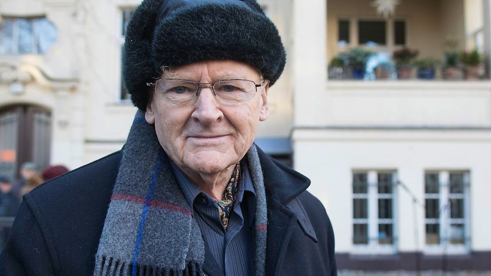 ARCHIV - Der Schriftsteller Gerhard Wolf ist bei einer Gedenkveranstaltung für seine Ehefrau, der Schriftstellerin Christa Wolf, am 29.11.2016 vor dem Haus Amalienpark 7 in Berlin-Pankow. Der Schriftsteller Gerhard Wolf ist im Alter von 94 Jahren gestorben. Das bestätigte eine Sprecherin des Aufbau-Verlags am Mittwoch, 08.02.2023 unter Berufung auf die Familie. Wolf, Ehemann der Schriftstellerin Christa Wolf (1929-2011), starb demnach am Dienstag, 07.02.2023 in Berlin. Foto: picture alliance / Jörg Carstensen/dpa