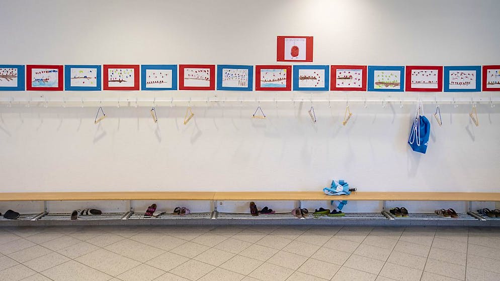 Blick in eine leere Garderobe in der Primarschule Tellenmatt in Stans während des Lockdowns im März 2020. (Archivaufnahme)