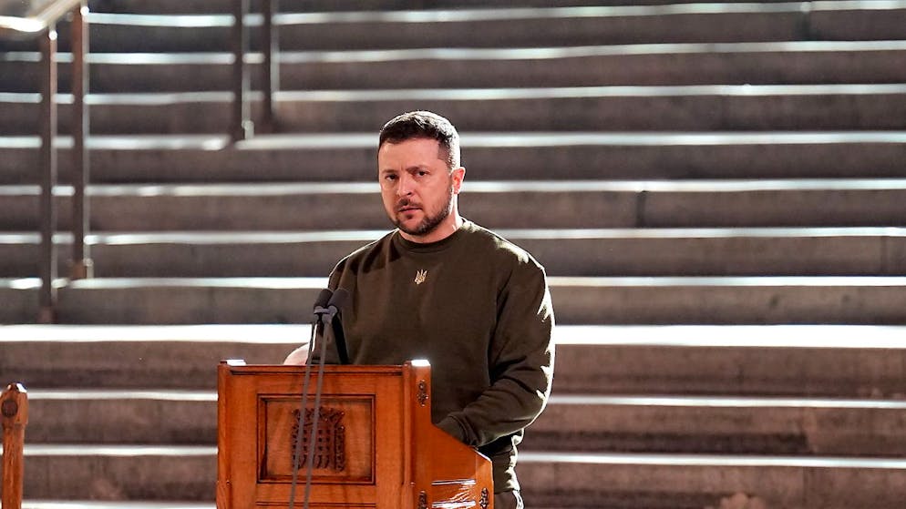 Wolodymyr Selenskyj spricht vor Parlamentariern in der Westminster Hall in Lpndon. Auf seiner Europa-Reise wird er in Paris auf Bundeskanzler Olaf Scholz und den franzöischen Präsidenten Emmanuel Macron treffen. Foto: Stefan Rousseau/PA Wire/dpa