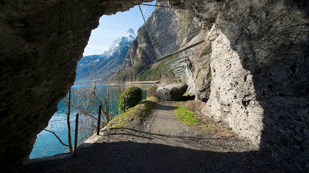 Der Weg der Schweiz entlang des Urnersees soll nach Steinschlägen in einen neuen Tunnel verlegt werden. (Archivbild)