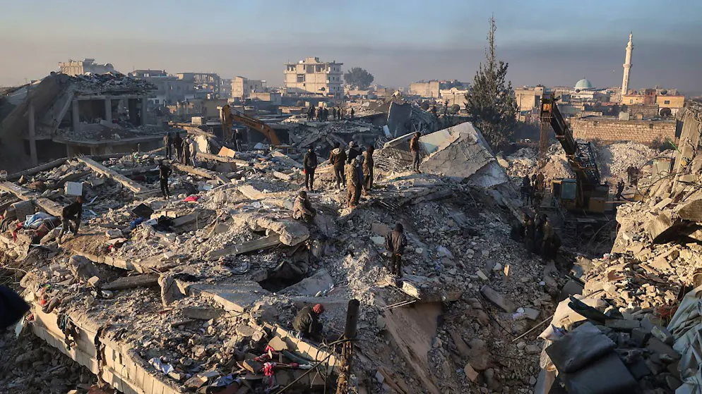 Ein Überblick über die Zerstörung, die das Erdbeben an der türkisch-syrischen Grenze angerichtet hat. Foto: Anas Alkharboutli/dpa
