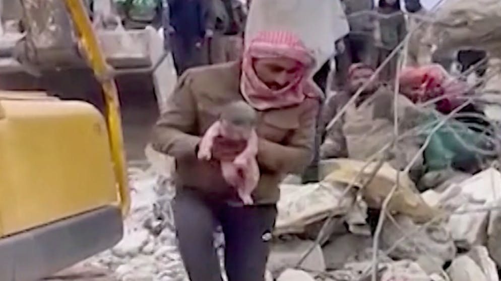 Es hing noch an Nabelschnur. Retter finden neu geborenes Mädchen unter den Trümmern