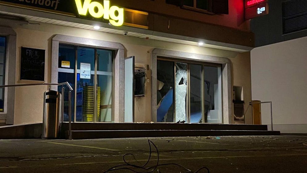 Die Migrosbank reduziert aus Sicherheitsgründen die Öffnungszeiten ihrer Bankomaten in der Nacht. In Neuendorf SO hatten  Unbekannte Ende Januar einen Bankomaten gesprengt. Verletzt wurde dabei niemand. (Archivbild)