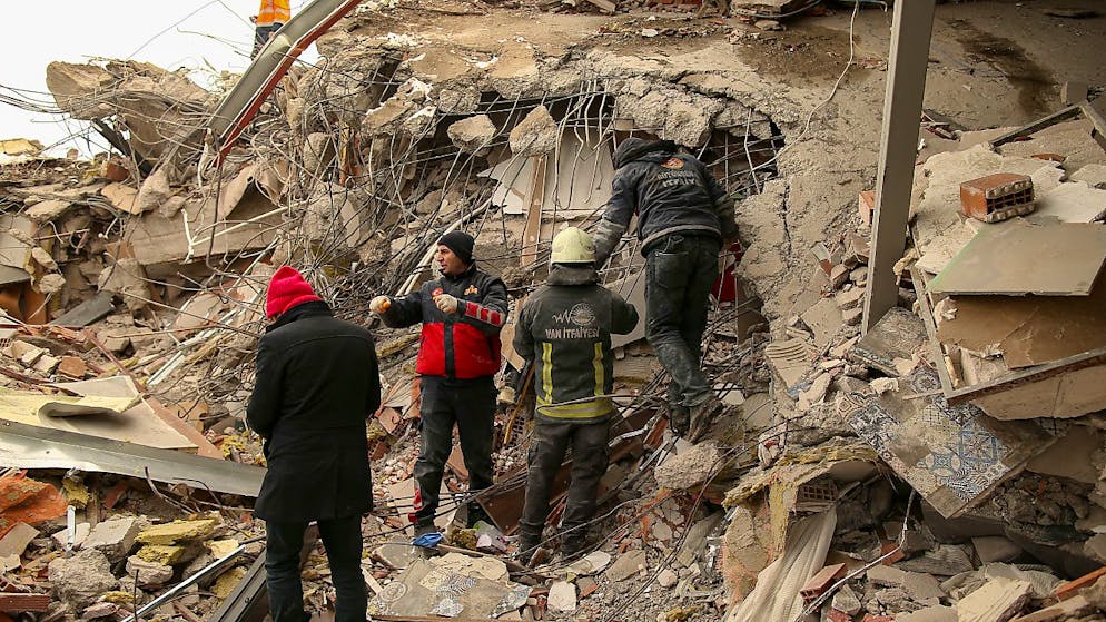 Rettungskräfte suchen nach Überlebenden in einem eingestürzten Gebäude. Foto: Emrah Gurel/AP/dpa
