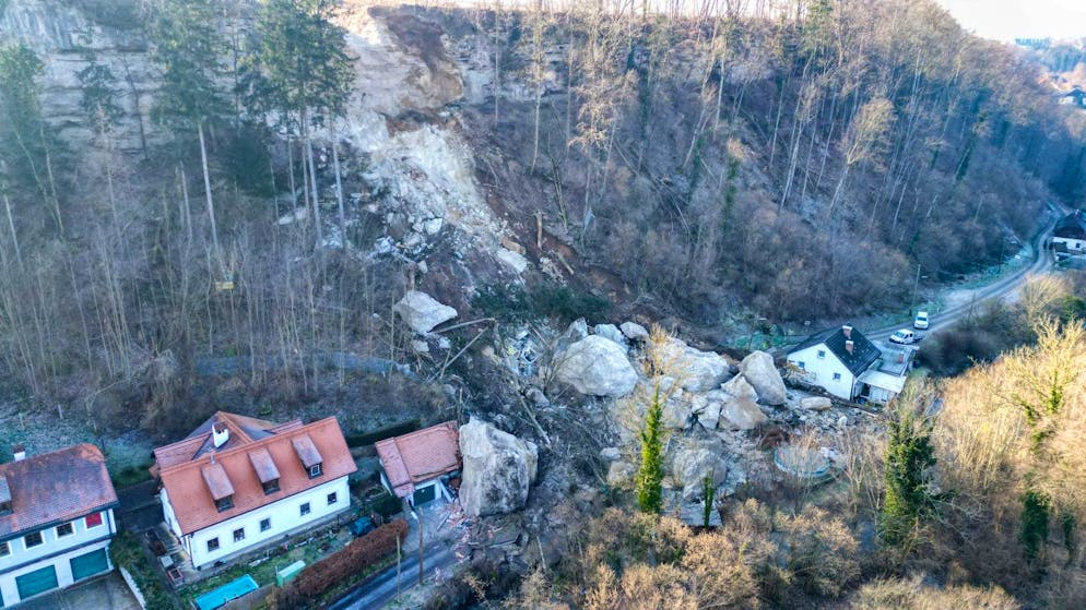 Blick auf die Unglücksstelle nach einem Felssturz. In Österreich sind zwei Arbeiter von Felsmassen begraben und getötet worden. Foto: Team Fotokerschi.At / Kerschbaum/APA/dpa