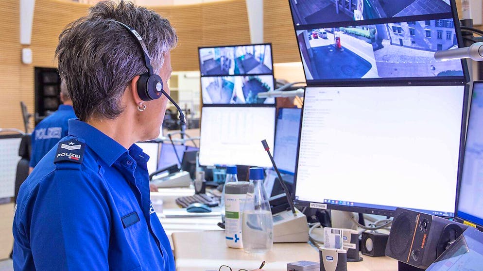 In St. Gallen wurde eine ahnungslose 66-jährige Frau Opfer einer falschen Polizistin. Sie lieferte einem Unbekannten 45'000 Franken ab. (Symbolbild)