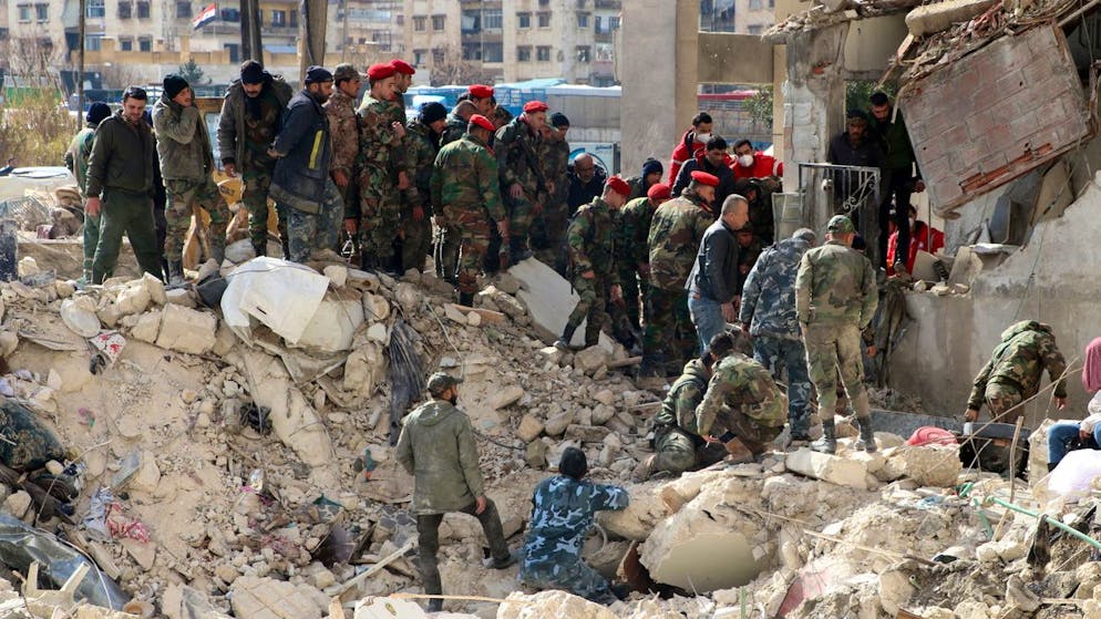 جنود سوريون يشاركون في عمليات الإنقاذ في حلب.  (7 فبراير 2023) 