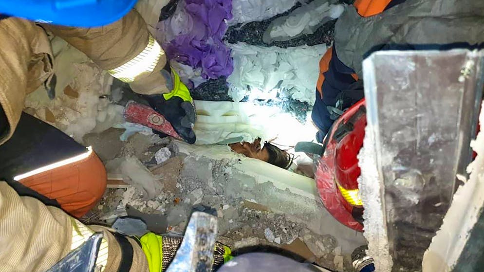 Erdbeben in der Türkei und in Syrien. <strong>8. Februar, Türkei:</strong> Rettungskräfte beseitigen Trümmerteile, um eine Person zu bergen, die das Erdbeben überlebt hat.