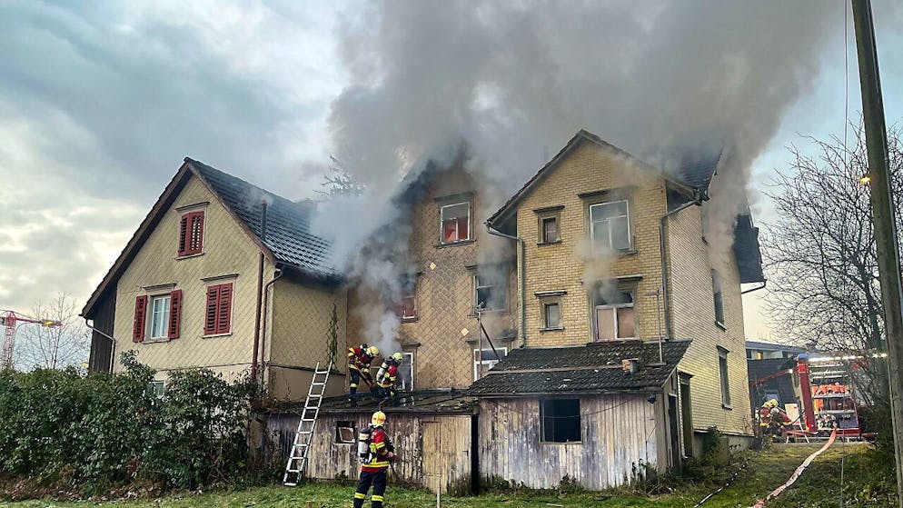 Feuerwehrleute löschen das unbewohnte ältere Einfamilienhaus in Altstätten SG, in dem aus unbekanntem Grund ein Brand ausgebrochen war.