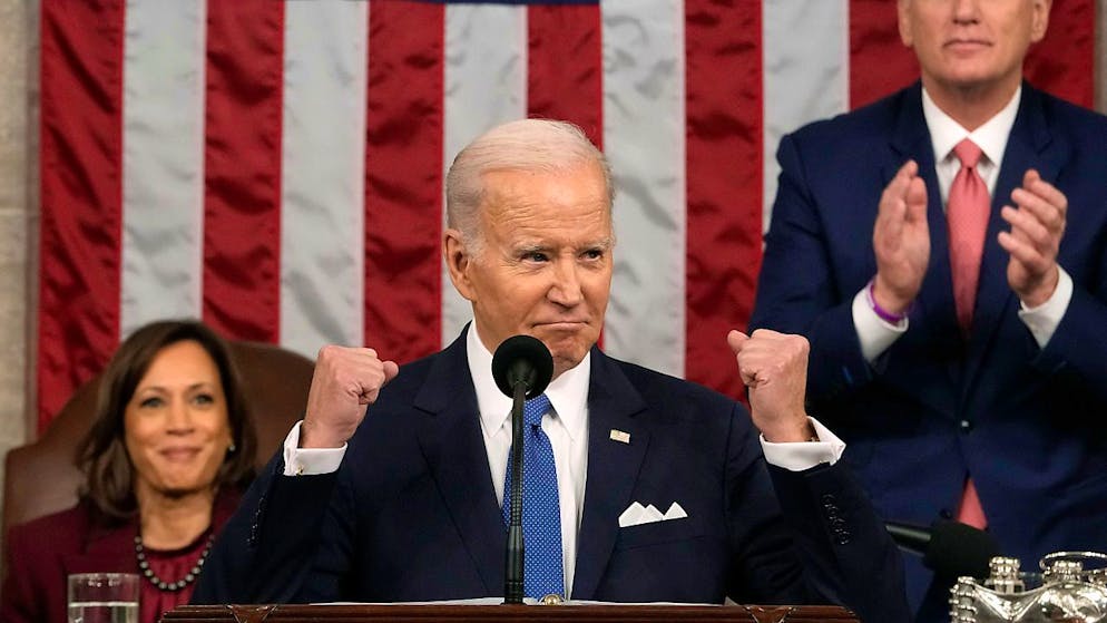 dpatopbilder - Der Präsident der USA Joe Biden hält die Rede zur Lage der Nation vor einer Sitzung des Kongresses im US-Kapitol während Vizepräsidentin Kamala Harris und Kevin McCarthy, Sprecher des Repräsentantenhauses, applaudieren. Foto: Jacquelyn Martin/AP POOL/dpa