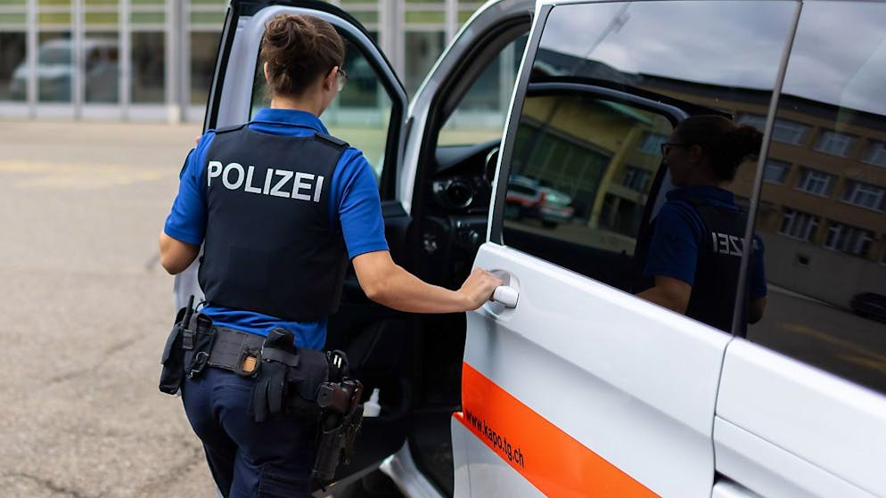 Eine Bewohnerin bemerkte zwei fremde Personen im Treppenhaus eines Mehrfamilienhauses in Kreuzlingen und alarmierte die Polizei. (Symbolbild)