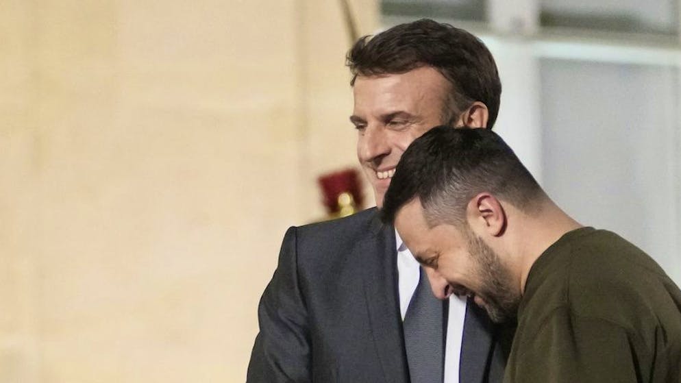 Frankreichs Präsident Emmanuel Macron verspricht der Ukraine bei der Abwehr des russischen Angriffskriegs «Unterstützung bis zum Sieg».