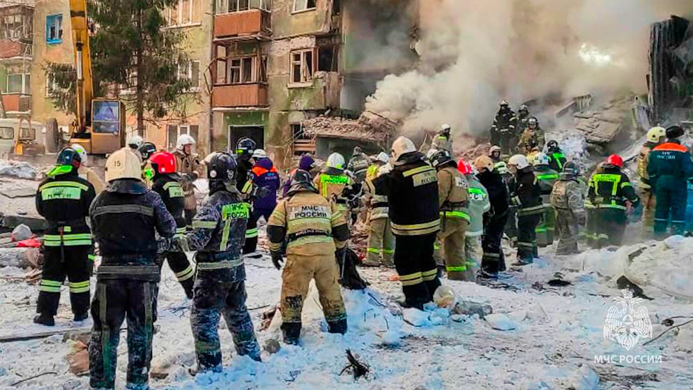 Rettungskräfte im Einsatz vor einem fünfstöckigen Wohnhaus in Novosibirsk, das nach einer Gasexplosion eingestürzt ist.