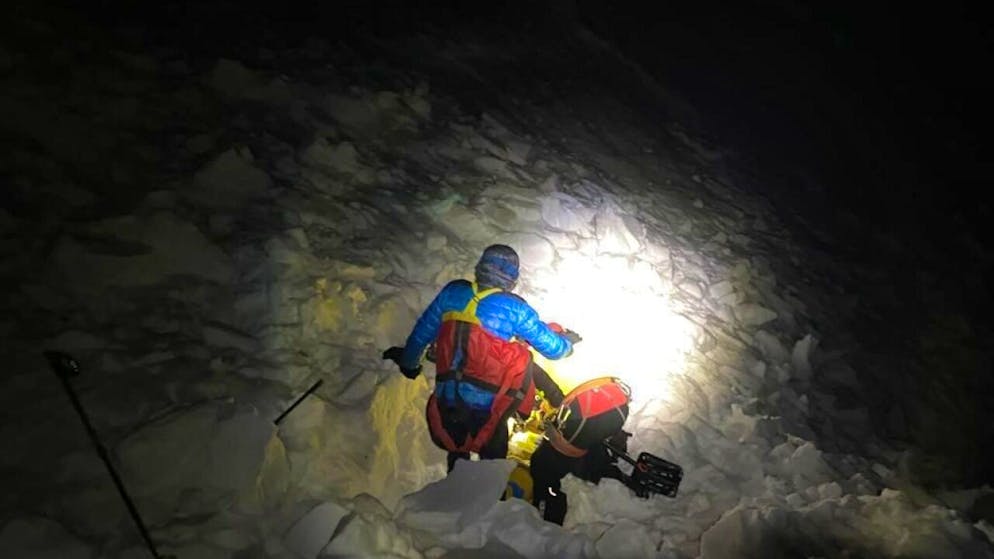 Der im Unterwallis von einer Lawine teilweise verschüttete Skitourengänger konnte sich während sechs Stunden nicht bewegen. Er wurde aber noch rechtzeitig geborgen und blieb unverletzt.