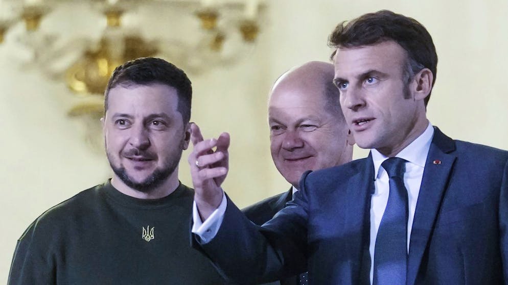 Dreiertreffen zu später Stunde im Elyséepalast: Frankreichs Präsident Emmanuel Macron (r) und Bundeskanzler Olaf Scholz am Mittwochabend in Paris mit dem ukrainischen Präsidenten Wolodymyr Selenskyj (l).