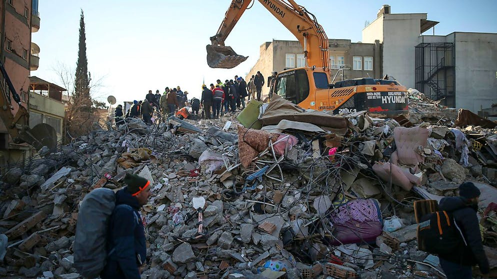 Rettungskräfte suchen unter einem eingestürzten Gebäude in der türkischen Stadt Adiyaman nach Überlebenden. Foto: Emrah Gurel/AP/dpa
