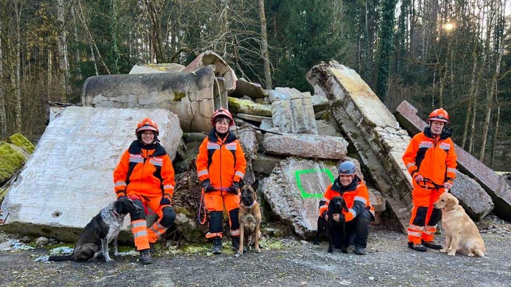 burAus unterschiedlichen Gründen nicht in der Türkei im Einsatz (v.l.n.r.): Moni Fürst mit Jamaika (12 Jahre), Helen Frick mit Gero (7,5 Jahre), Tatjana Schwarz mit Oki (2 Jahre) und Hans Peter Burkhart mit Gandhi (10 Monate).