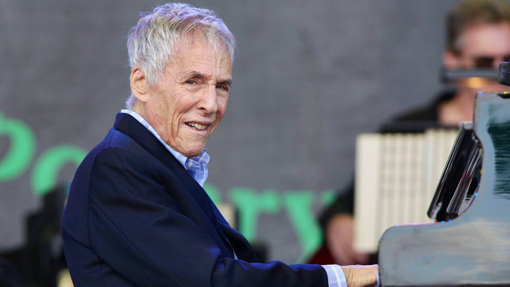 Burt Bacharach auf der Pyramid-Bühne beim Glastonbury Festival in Worthy Farm in Somerset (2015). Der amerikanische Komponist und Oscar-Gewinner ist im Alter von 94 Jahren gestorben.