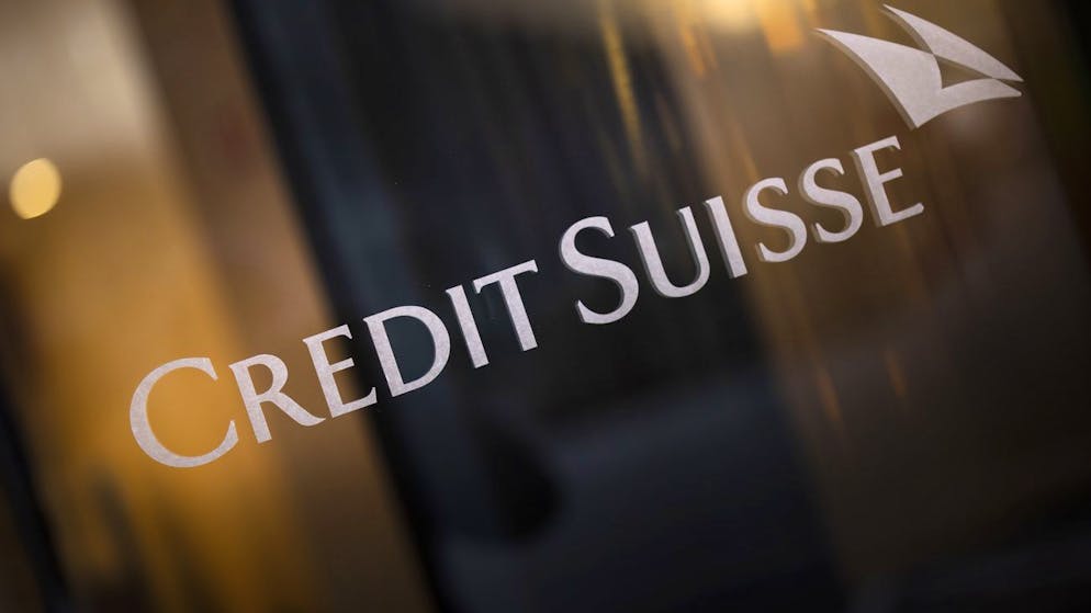 Die Credit Suisse schafft es nicht aus den Negativschlagzeilen: Nach Verkündung des rekordverdächtigen Geschäfsverlusts im Jahr 2022 taucht der Aktienkurs zu Mittag minus 10 Prozent.