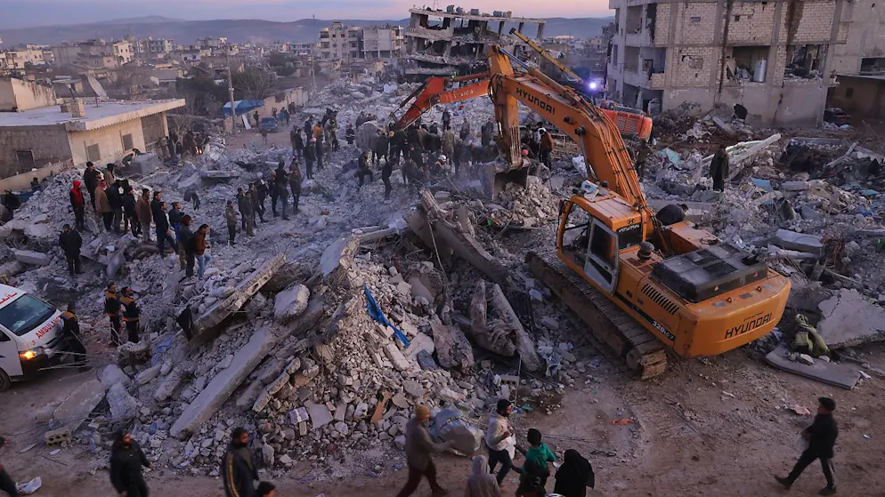 Rettungskräfte suchen im syrischen Dschindires nach Überlebenden. Foto: Anas Alkharboutli/dpa