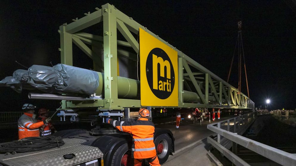 Eine 53 Rohrleitungsbrücke wurde über der Autobahn A18 zwischen Reinach BL und Arlesheim montiert.