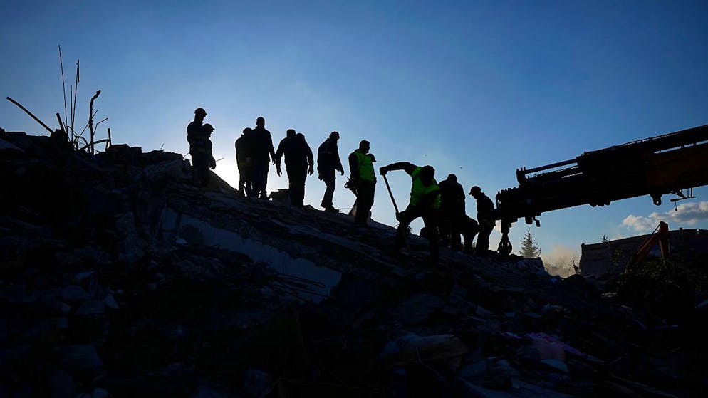 Rettungsteams suchen nach Menschen in den Trümmern zerstörter Gebäude. Foto: Khalil Hamra/AP/dpa