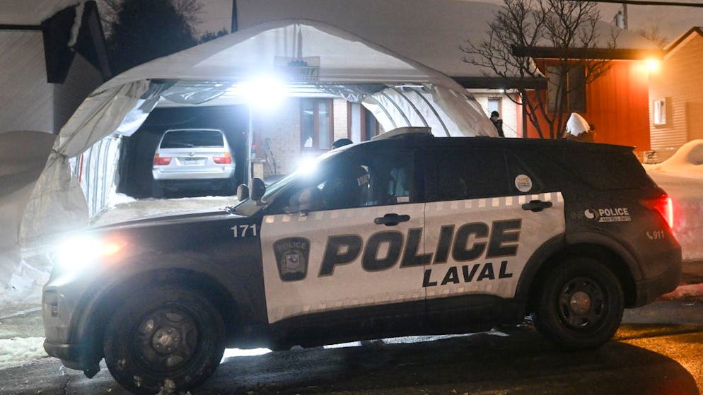 Ein Polizeiauto steht am Unfallort, nachdem ein Mann einen Bus in einen Kindergarten gesteuert hat. Foto: Graham Hughes/Canadian Press/ZUMA/dpa