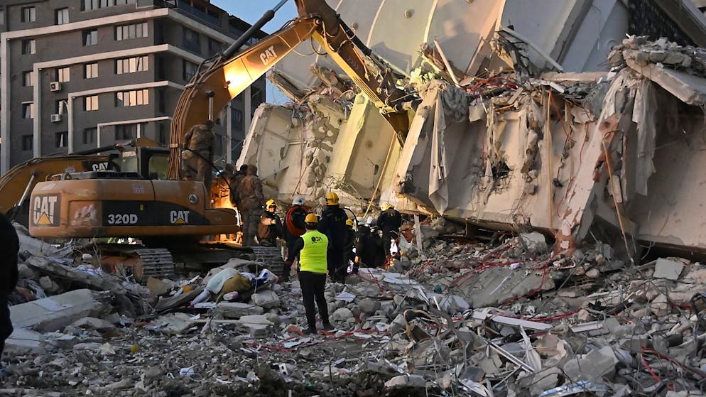 Helfer suchen nach Menschen im Stadtzentrum von Hatay nach Überlebenden. Foto: Anne Pollmann/dpa