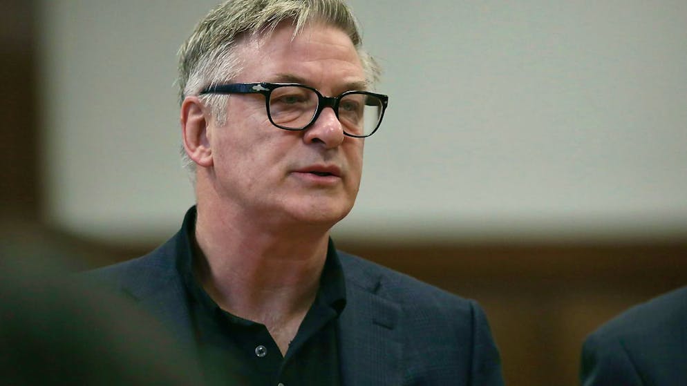 ARCHIV - US-Schauspieler Alec Baldwin während eines Gerichtstermins in einem Gerichtssaal. Foto: Alec Tabak/Pool The Daily News/AP/dpa