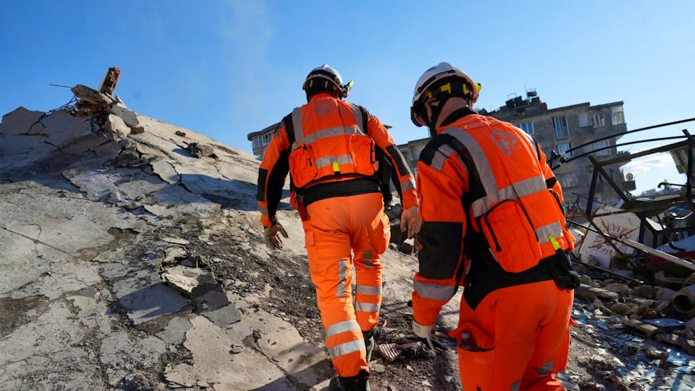 Die Helfer der Schweizer Rettungskette suchen auch am vierten Tag nach dem Erdbeben weiter nach Überlebenden. (Archivbild)