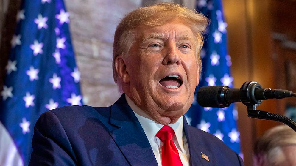 Donald Trump, ehemaliger Präsident der USA, spricht bei einer Wahlkampfveranstaltung im South Carolina Statehouse. Foto: Alex Brandon/AP/dpa