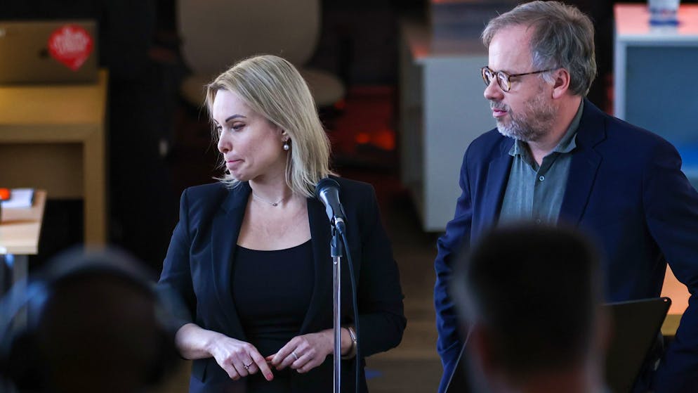 Journalistin Marina Owsjannikowa und «Reporter ohne Grenzen»-Generalsekretär Christophe Deloire stellen sich heute in Paris der Presse.