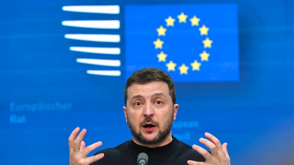 Wolodymyr Selenskyj, Präsident der Ukraine, spricht auf einer Pressekonferenz während des EU-Gipfels. Die Staats- und Regierungschefs der Europäischen Union trafen sich in diesem Rahmen, um über die Ukraine und die Migration zu diskutieren. Foto: Olivier Matthys/AP/dpa