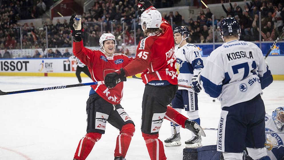 Fischer: «Jeder nahm sein Herz in die Hand» - Gallery. Simon Knak (links) und Michael Fora bejubeln das 5:2