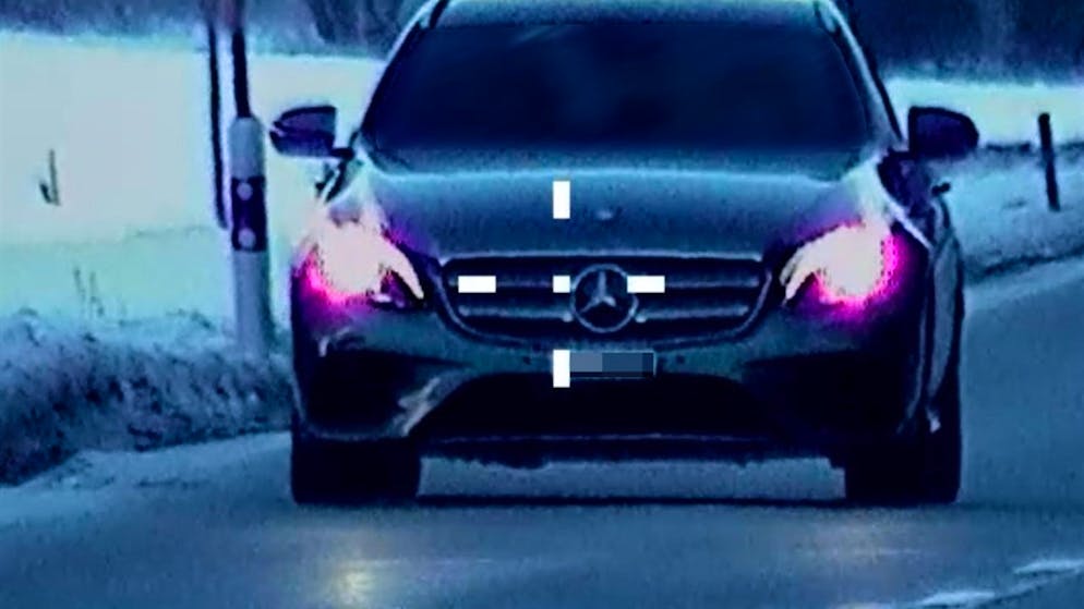 Ein 37-jähriger Raser wurde auf der Julierstrasse bei Rona GR mit 159 km/h erwischt, fast doppelt so schnell wie erlaubt.