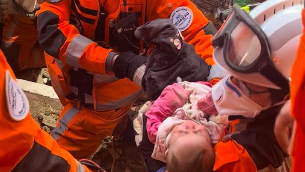 Die Schweizer Rettungskette kann rund 100 Stunden nach dem Erdbeben in der Türkei ein Neugeborenes bergen.