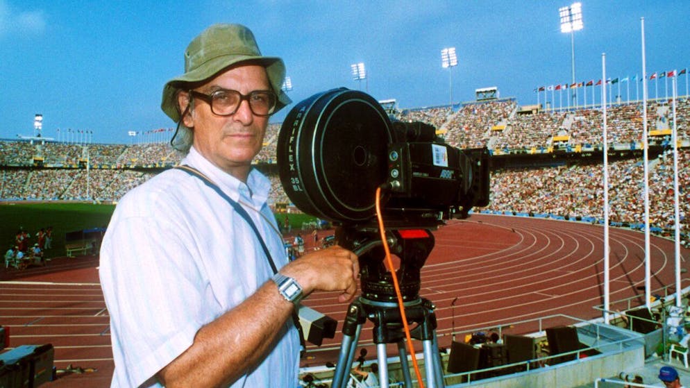 ARCHIV - Der spanische Regisseur Carlos Saura, aufgenommen bei Dreharbeiten zu seinem Olympia-Film «Marathon, die Flamme des Friedens». Carlos Saura ist im Alter von 91 Jahren in Madrid gestorben. Foto: -/dpa