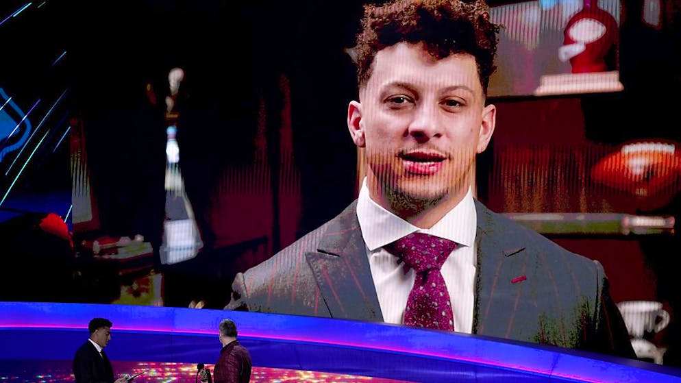 Patrick Mahomes nimmt seinen Award per Videobotschaft an.