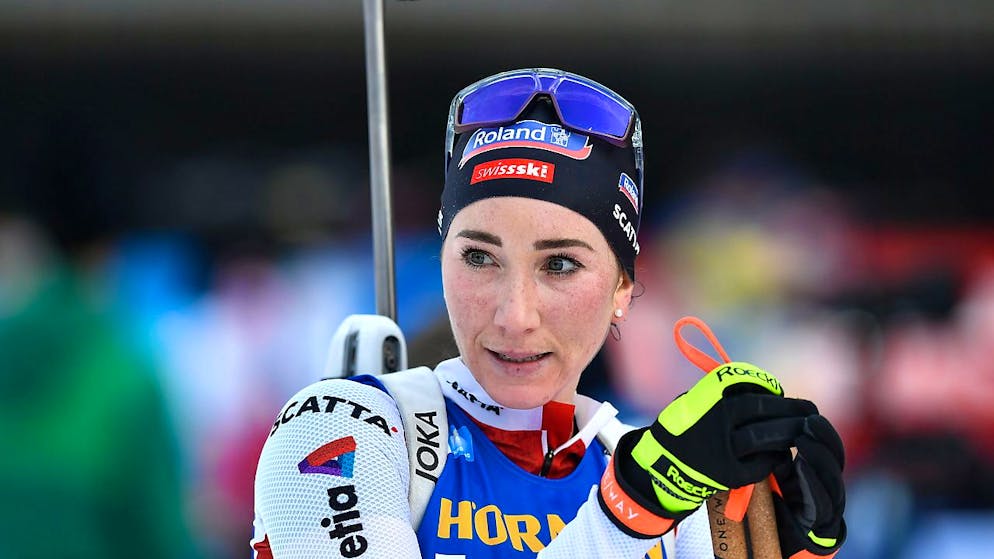 Aita Gasparin mit nachdenklichem Blick. Sie triff alle zehn Scheiben, trotzdem beträgt der Rückstand für die Verfolgung anderthalb Minuten.