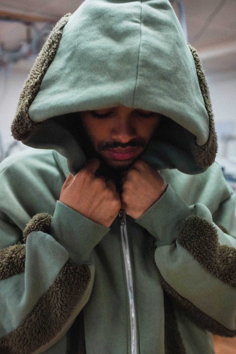 Malik mit eine seiner Selfmade Jacken.