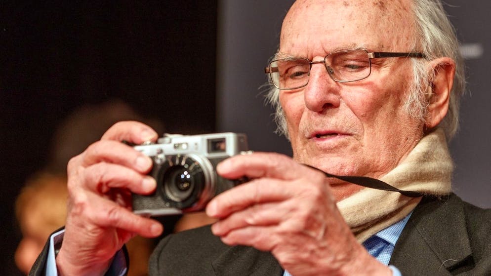 Der spanische Filmregisseur Carlos Saura am 09. Dezember 2017 auf dem roten Teppich der 30. Europäischen Filmpreise in Berlin.