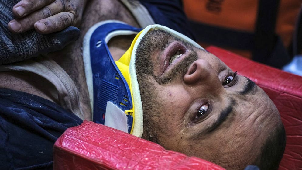 Erdbeben in der Türkei und in Syrien. <strong>9. Februar:</strong> Trotz erbarmungslosem Wettkampf mit der Zeit: Rettungskräfte vermelden immer wieder Wunder, wie hier, als ein 87 Stunden verschütteter Mann lebend geborgen werden konnte.
